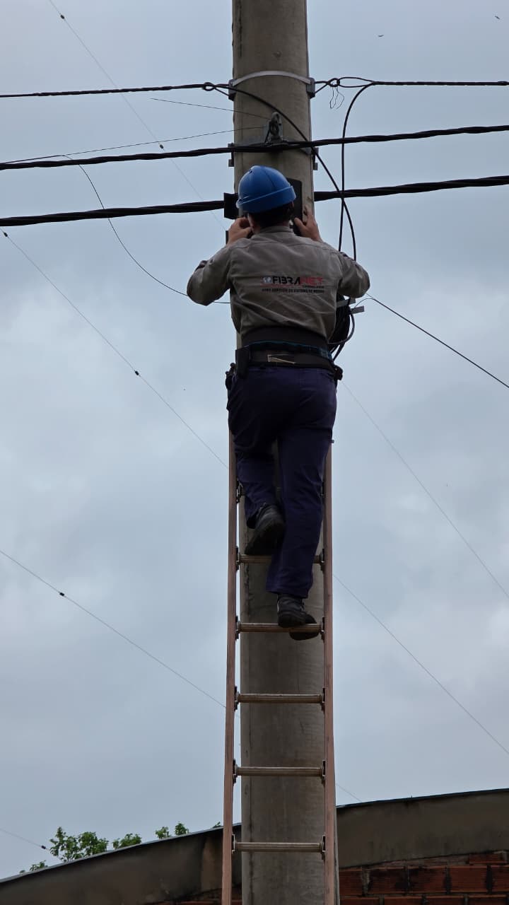 Técnico de Fibranet Candelaria trabajando en un poste